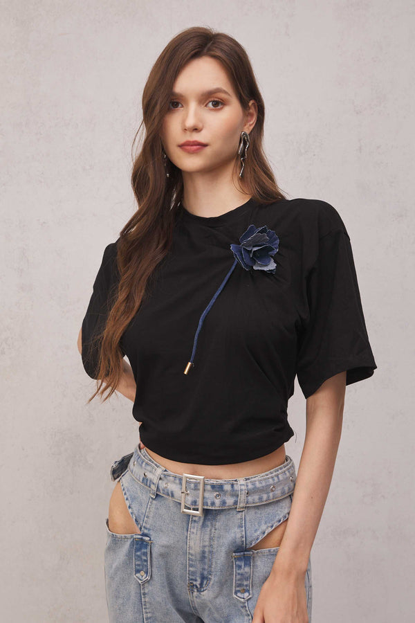 Emmalyn Ruched Flower T Shirt In Black